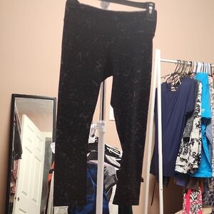 Lululemon Size 4 Cropped Wonder Under